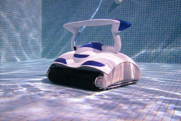 Робот пылесос на дне бассейна