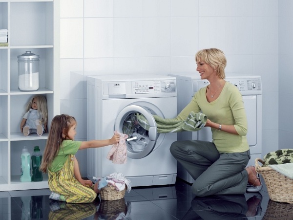 Мать и дочь возле стиральной машины