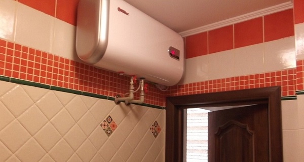 Горизонтальный водонагреватель в ванной комнате