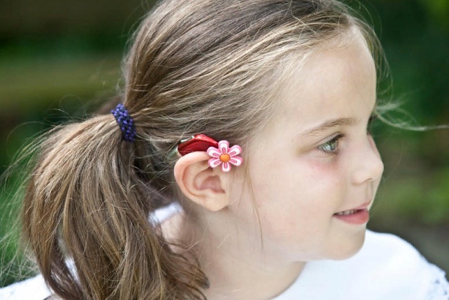 Девочка со слуховым аппаратом