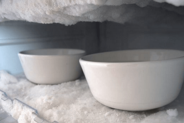 Теплая вода в морозильной камере