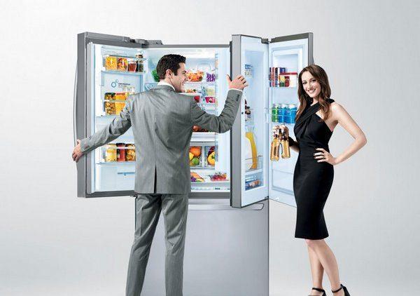 Мужчина и женщина стоят возле холодильника