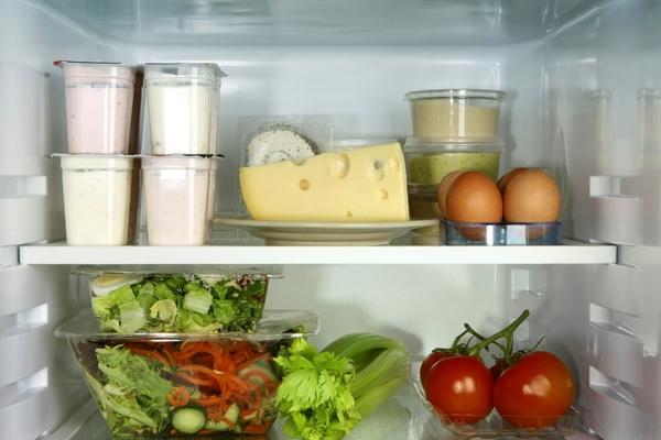 Продукты питания в холодильнике 