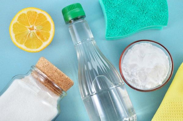 Сода, уксус, лимон и губка для мытья холодильника
