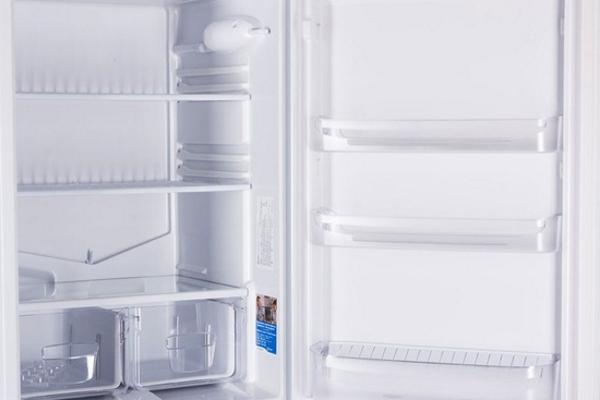Как устранить неприятный запах в холодильнике?