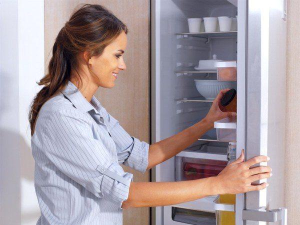 Проверка продуктов в холодильнике