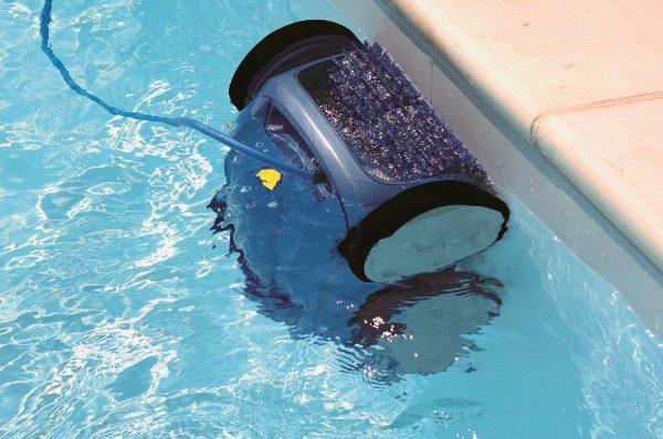 Робот пылесос в бассейне