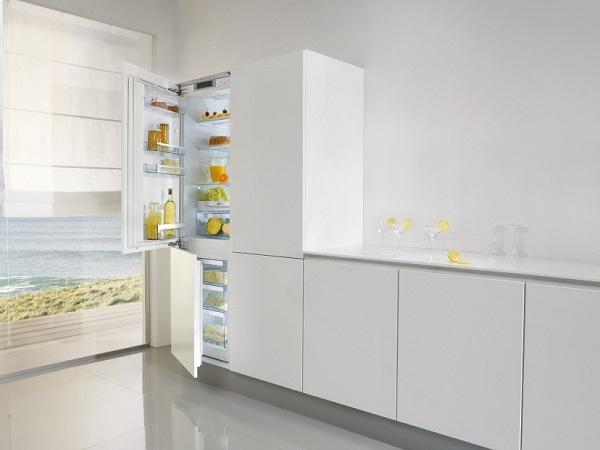 Можно ли встроить обычный холодильник в кухню: идеи и выводы