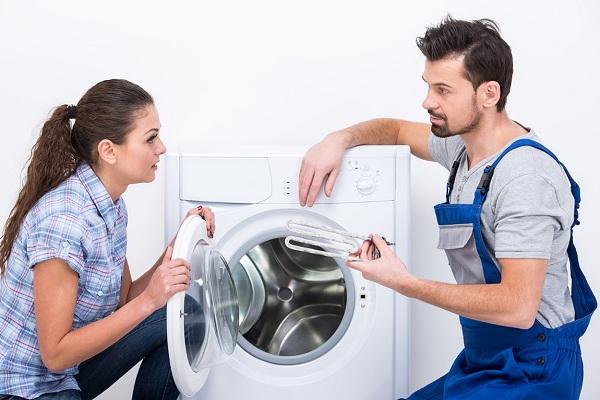 Мужчина и женщина возле стиральной машины