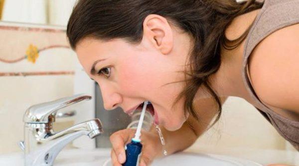 Процедура чистки полости рта ирригатором