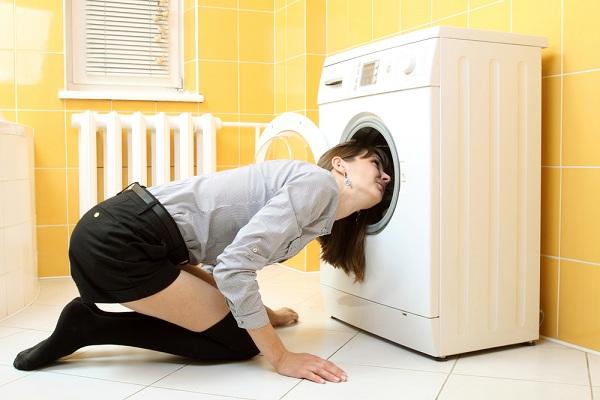 Девушка со стиральной машинкой