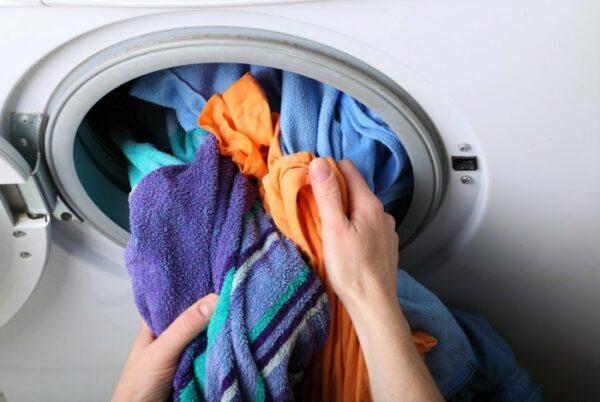достать белье из стиральной машины