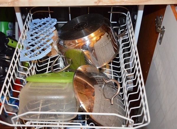 Посуда в посудомойке