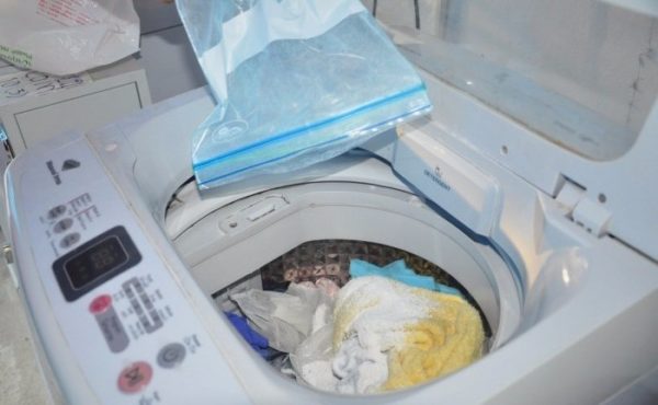Засыпка порошка в стиральную машину-полуавтомат