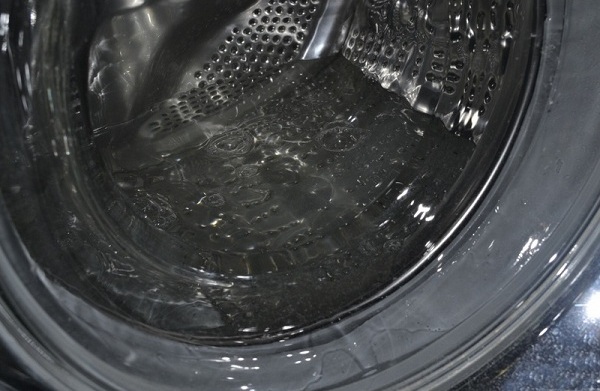 В фильтре стиральной машины скапливается вода