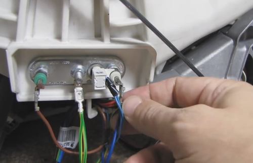 Клеммы с проводами, и датчик температуры, который установлен в нагревателе