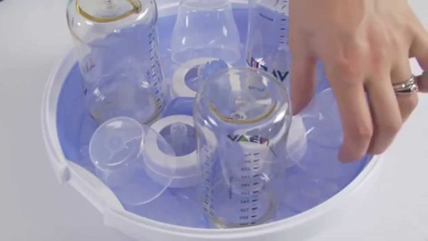 Раскладывание бутылочек в стерилизаторе