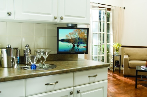 Телевизор на белой кухне
