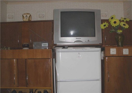 Телевизор на холодильнике