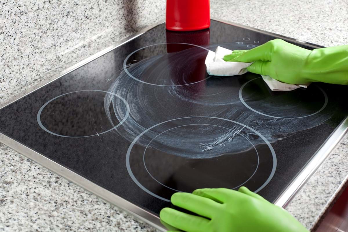 Используйте специальные очистители для керамической плиты