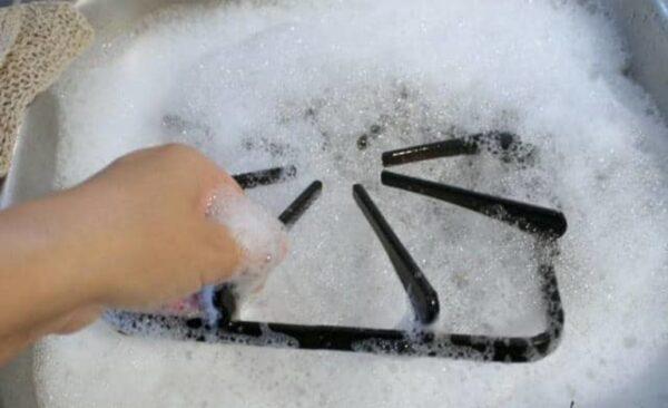 мытье решетки газовой плиты в мыльном растворе