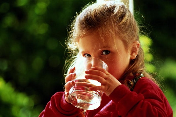 Ребенок пьет воду из стакана
