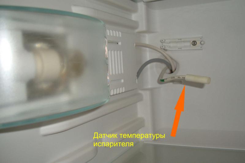 Где находится температурный датчик в холодильнике индезит фото