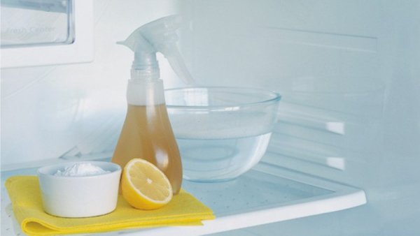 Лимон, сода и вода в холодильнике