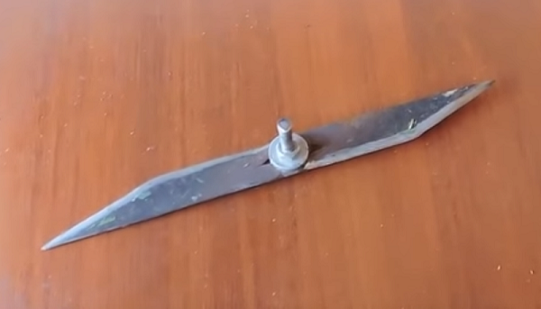 Нож из заточенной металлической пластины