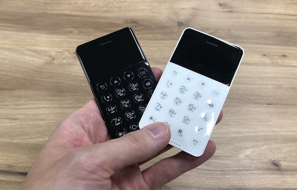 Черный и белый телефон