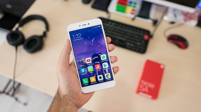 Xiaomi Redmi Note 5a в руке