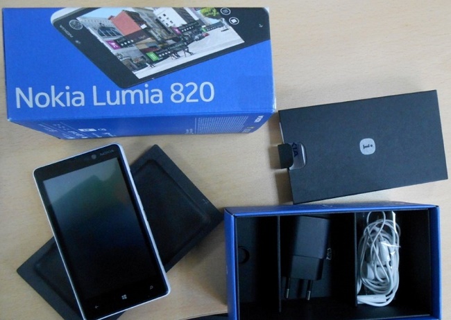 Комплектация Nokia Lumia 820