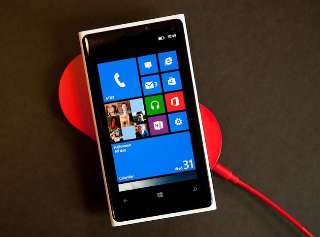 Nokia Lumia 920 на зарядке