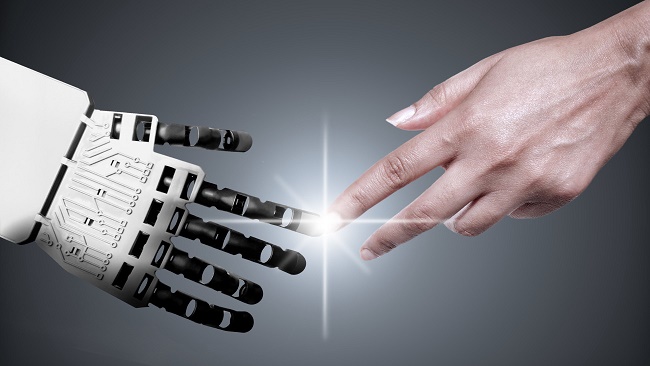 Рука робота и человека