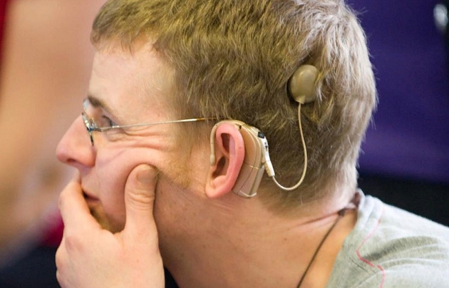 Слуховой аппарат на голове мужчины