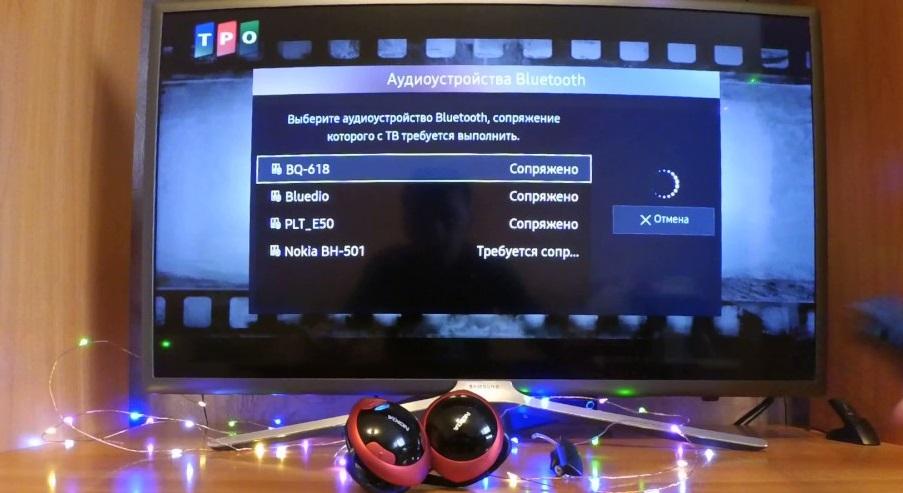 Bluetooth подключения телевизору наушники. Блютуз наушники для телевизора самсунг смарт ТВ. Samsung Smart TV телевизор Bluetooth. Bluetooth адаптер для подключения беспроводных наушников к телевизору. Bluetooth на телевизоре подключить наушники.