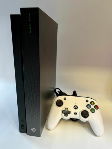 Игровая приставка Microsoft Xbox One X - дополнительные аксессуары: 2-й геймпад, без аксессуаров