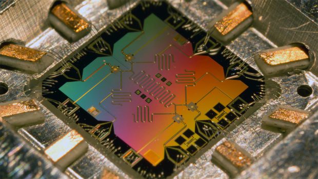 В США представили фотонный чип, который выполняет расчеты со скоростью света